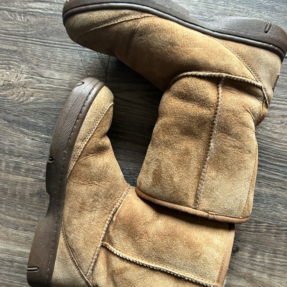 UGG Woman’s Chestnut Suede Short Boots Size W8
